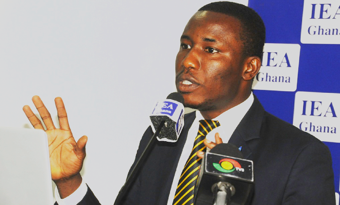 Mr Samuel Manu , a research officer of the IEA, presenting the IEA survey report at a forum in Accra. Picture: GABRIEL AHIABOR